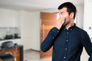 Yakışıklı adam evin içinde onun ağız kapsayan