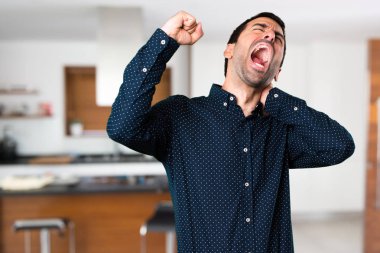 Yakışıklı adam evin içinde esneme