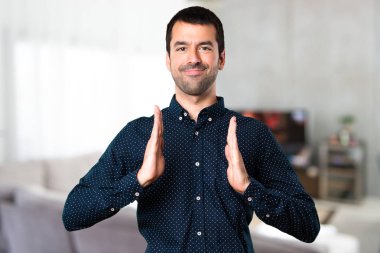 Yakışıklı adam bir şey evin içinde tutan