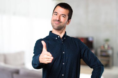 Yakışıklı adam evin içinde bir anlaşma yapma