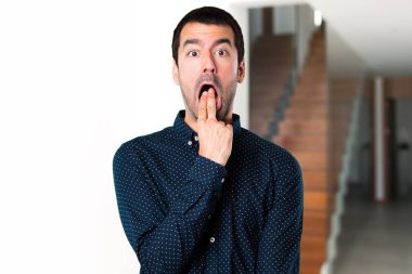 Yakışıklı adam evin içinde kusma jest yapma