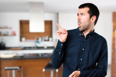 Yakışıklı adam evin içinde dans