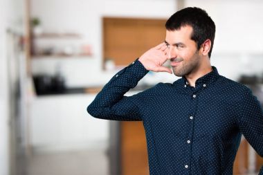 Yakışıklı adam evin içinde bir şey dinleme