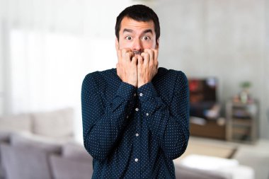 Evin içinde korkmuş yakışıklı adam