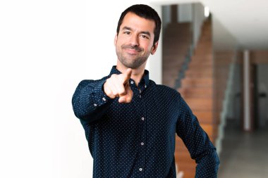 Yakışıklı adam evin içinde açık için işaret