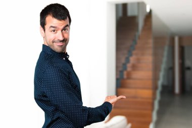 Yakışıklı adam bir şey evin içinde sunulması