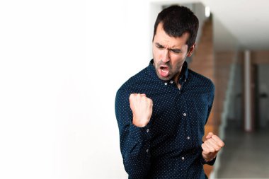 Evin içinde şanslı yakışıklı adam