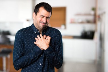 Evin içinde kalp acıyla yakışıklı adam