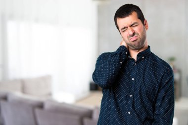 Boyun ağrısı evin içinde yakışıklı adam