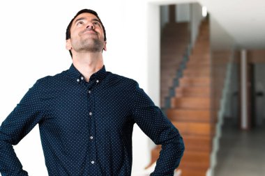 Yakışıklı adam bakan evin içine