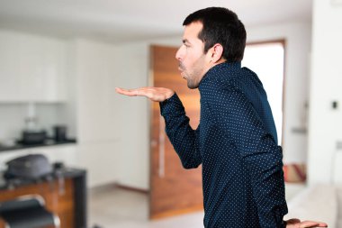 Evin içinde dans deli yakışıklı adam