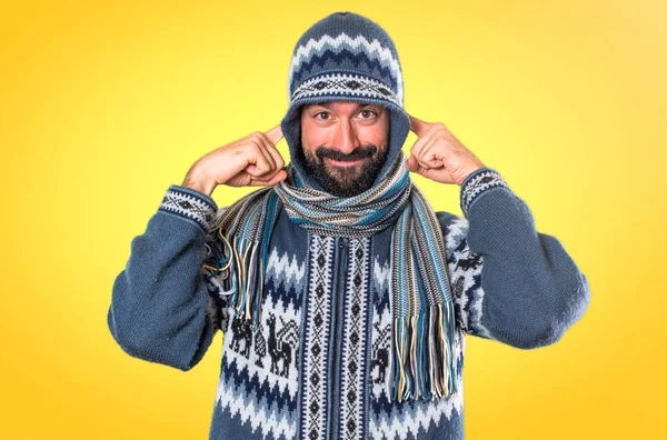 Człowiek z myślenia na tle kolorowe ubrania zimowe — Zdjęcie stockowe