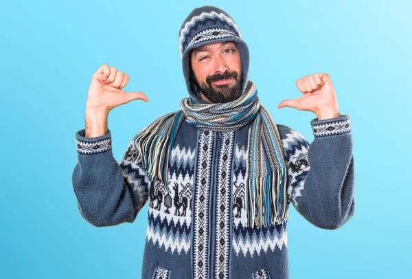 Άνθρωπος με χειμωνιάτικα ρούχα υπερήφανοι για τον εαυτό του σε πολύχρωμο φόντο — Φωτογραφία Αρχείου