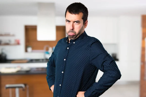 Evin içinde üzgün yakışıklı adam