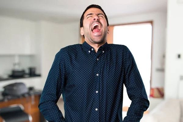 Pohledný muž křičí uvnitř domu — Stock fotografie