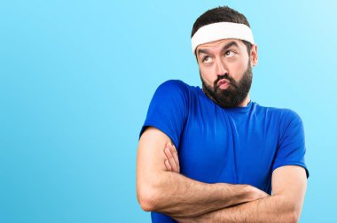 Komik sporcu üzerinde renkli adam önemsiz jest yapma