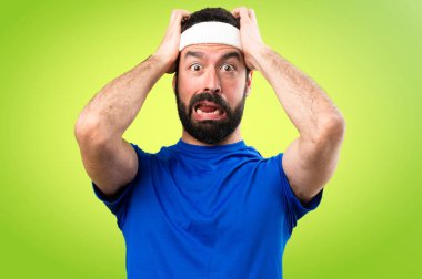 Renkli arka plan üzerinde hayal kırıklığına komik sporcu