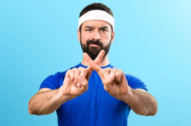 Komik sporcu renkli arka plan üzerinde hiçbir hareketi yapma