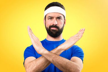 Komik sporcu renkli arka plan üzerinde hiçbir hareketi yapma