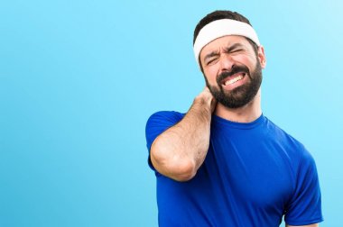 Renkli arka plan üzerinde boyun ağrısı ile komik sporcu