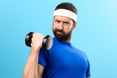 Komik sporcu renkli arka plan üzerinde halter yapma