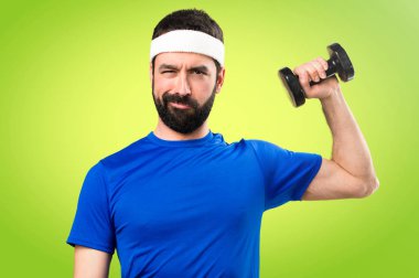 Komik sporcu renkli arka plan üzerinde halter yapma