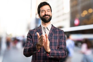 İyi giyimli adam şehirde alkış