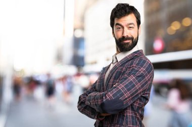 Şehirde iyi giyimli adam kollarını ile geçti