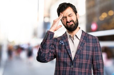 Şehirde iyi giyimli adam sinirli