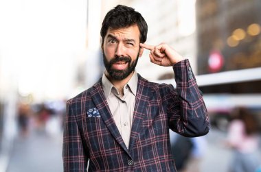 İyi giyimli adam şehirde çılgın jest yapma