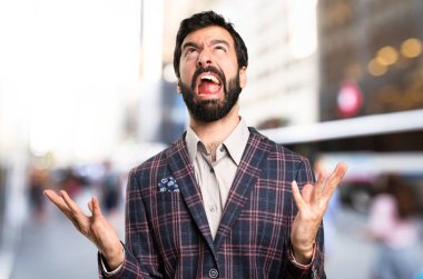 Şehirde iyi giyimli adam sinirli