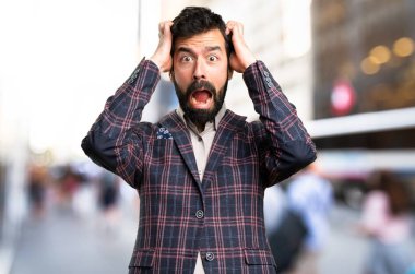 Şehirde iyi giyimli adam sinirli