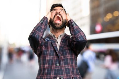 Şehirde iyi giyimli adam sinirli