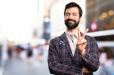 İyi giyimli adam iki kentin sayma