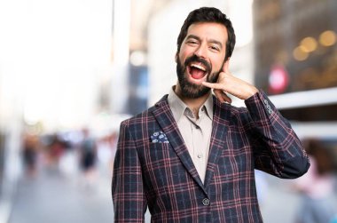 İyi giyimli adam yapım telefon hareketle şehir