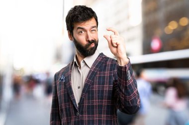 İyi giyimli adam şehirde küçük işareti yapmak