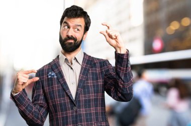 İyi giyimli adam şehirde küçük işareti yapmak