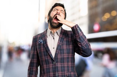 İyi giyimli adam şehirde esneme