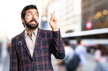 İyi giyimli adam parmaklarıyla şehirde geçiş