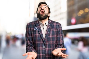 İyi giyimli adam şehirde yalvaran