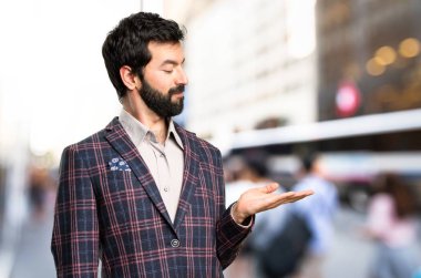 İyi giyimli adam bir şey şehirde tutan