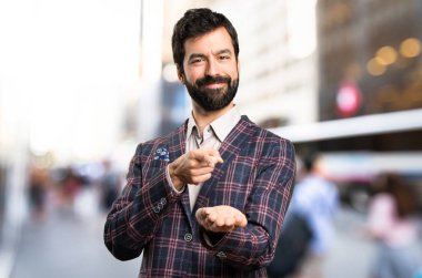 İyi giyimli adam bir şey şehirde tutan