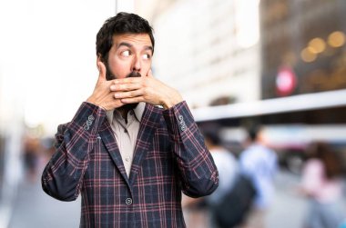 İyi giyimli adam yapma sürpriz hareketle şehir