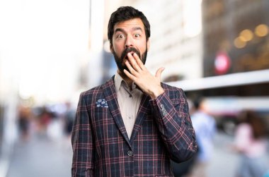 İyi giyimli adam yapma sürpriz hareketle şehir