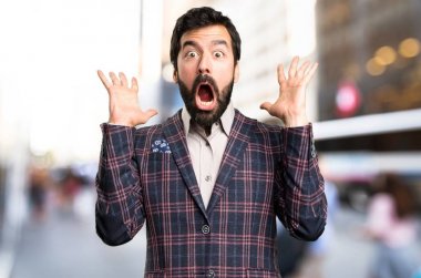 İyi giyimli adam yapma sürpriz hareketle şehir