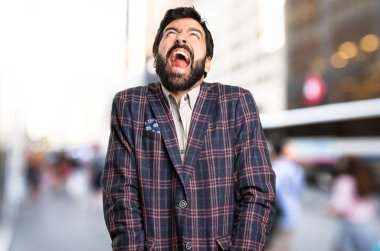 İyi giyimli adam şehirde bağırarak