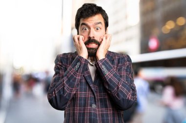 Şehirde iyi giyimli adam korkuttu