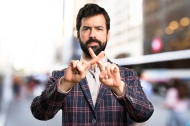 İyi giyimli adam şehirde hiçbir hareketi yapma