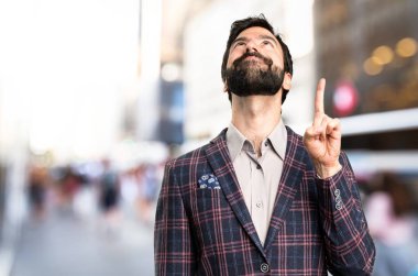İyi giyimli adam şehirde yukarı dönük