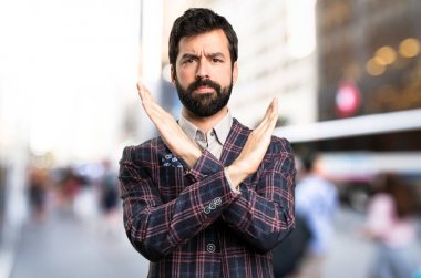 İyi giyimli adam şehirde hiçbir hareketi yapma